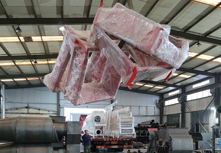 鋸末顆粒機生產(chǎn)線配套設備裝車中.jpg 鋸末顆粒機生產(chǎn)線配套設備裝車中.jpg