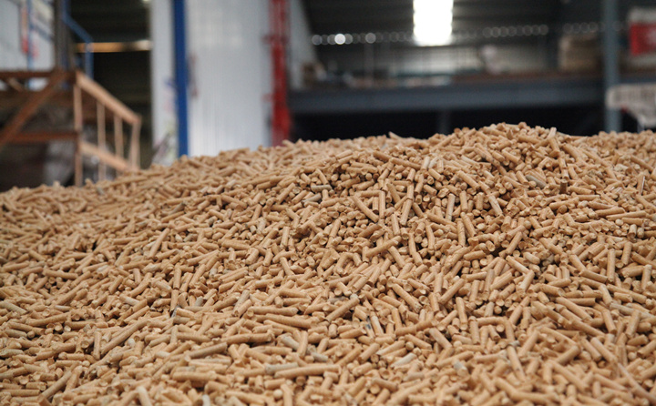 生物質(zhì)顆粒燃料的原料來(lái)源比較多.JPG 生物質(zhì)顆粒燃料的原料來(lái)源比較多.JPG