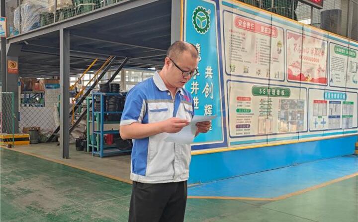 “患生于所忽，禍起于細微。”安全生產(chǎn)容不得半點松懈，必須警鐘長鳴、長抓不懈。電氣工程師王燦為大家培訓(xùn)電氣安全注意事項、電焊氣割“十不準(zhǔn)”等內(nèi)容。.jpg