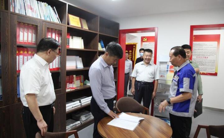 在黨群活動室，工會主席景奉全以PPT的形式向現場領導詳細介紹了居邦源集團的產業工人隊伍建設以及改革情況。.jpg