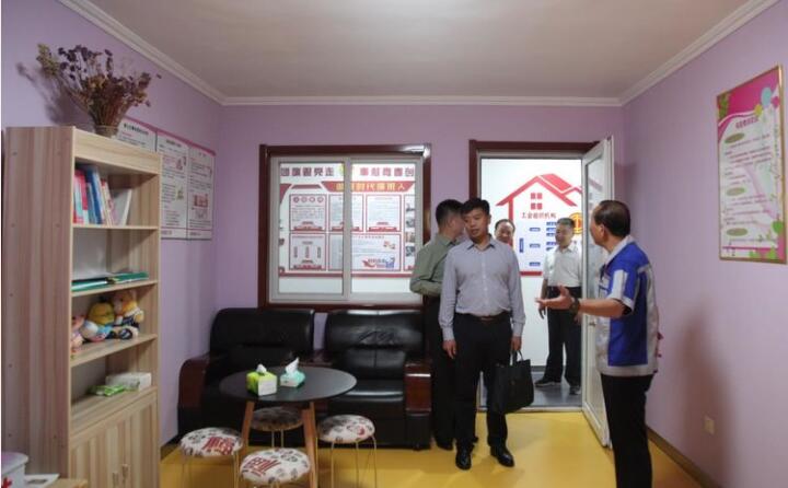 在黨群活動室，工會主席景奉全以PPT的形式向現場領導詳細介紹了居邦源集團的產業工人隊伍建設以及改革情況。.jpg